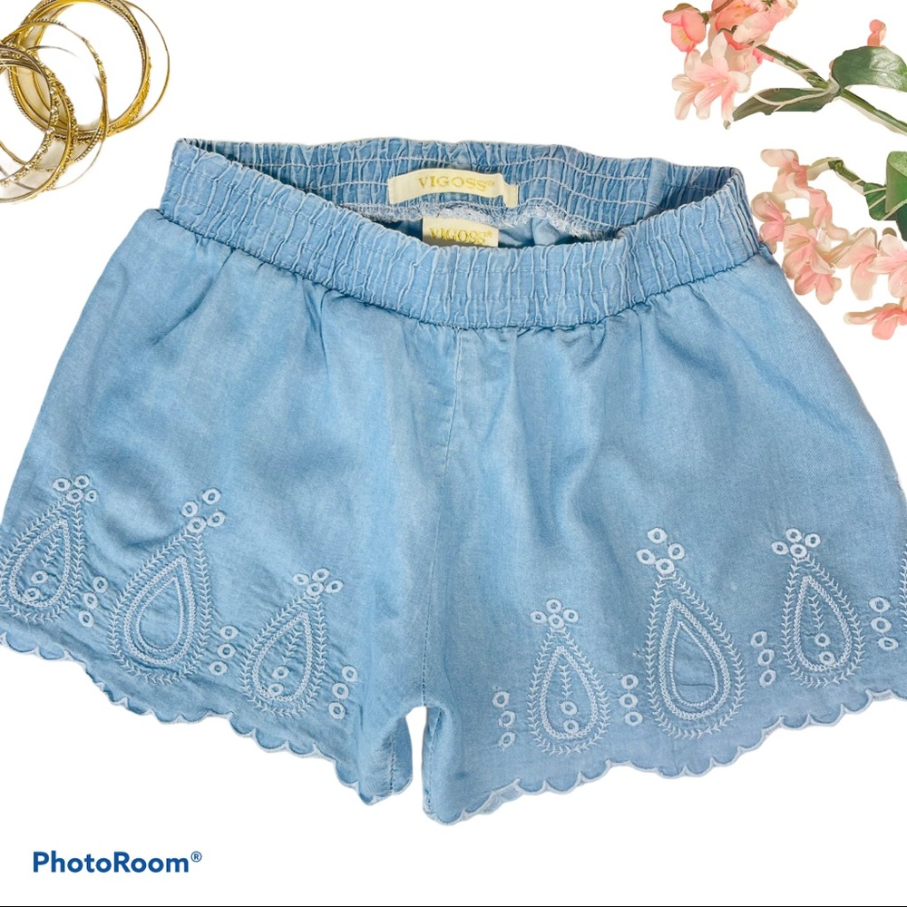 Scallop Hemmed Chambray Pull on Shorts